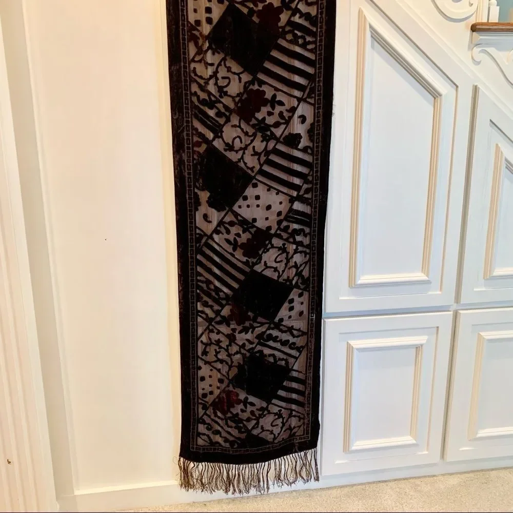 Liz Claiborne Beautiful Black Flicked Table‎ Runner